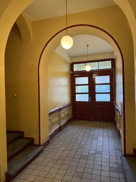 Traumhafte 3,5-Zimmer-Altbauwohnung mit 2 Balkonen im Prenzlauer Berg — photo 1
